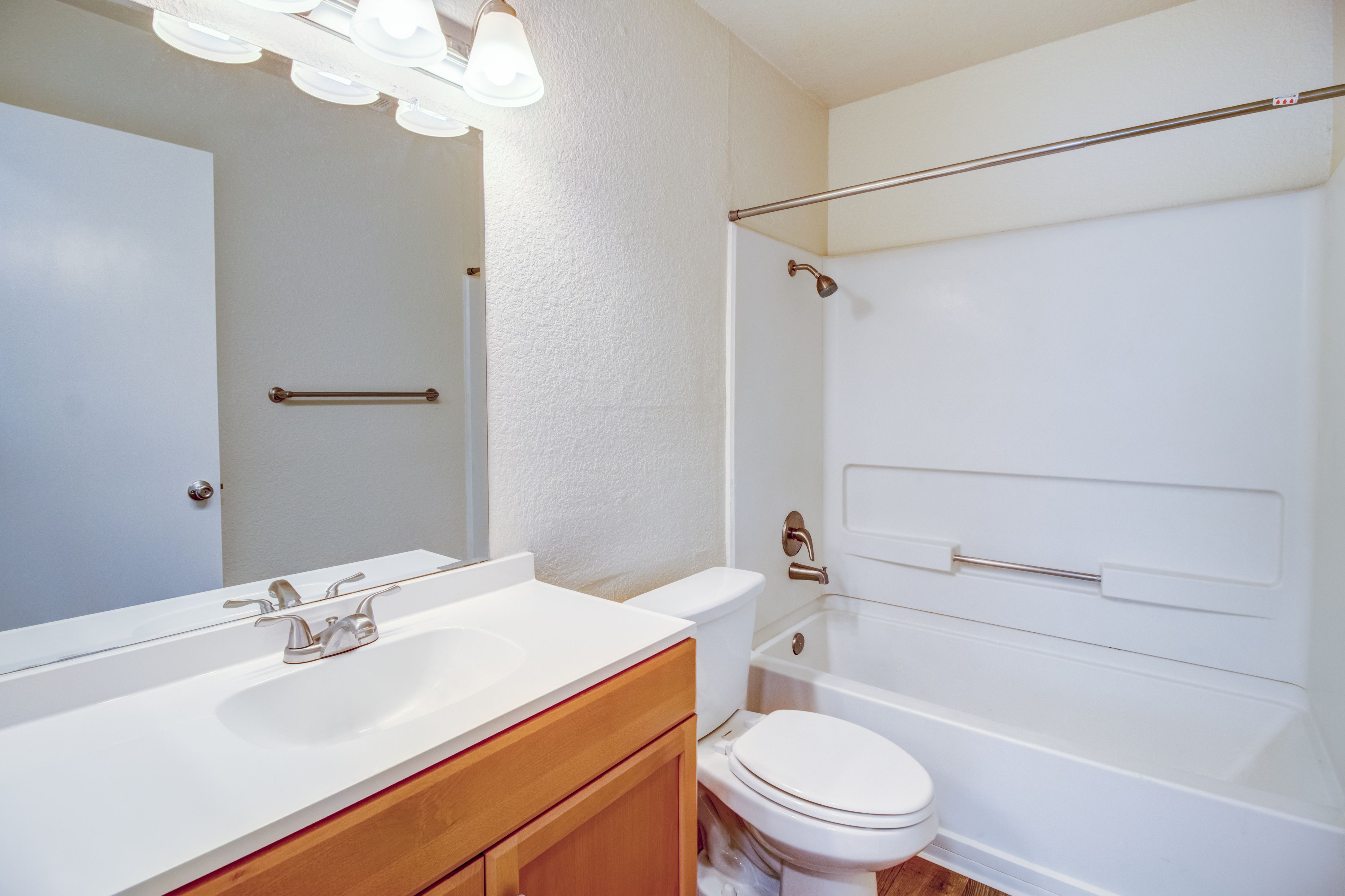 Round Hill Creek Apartments photo 4